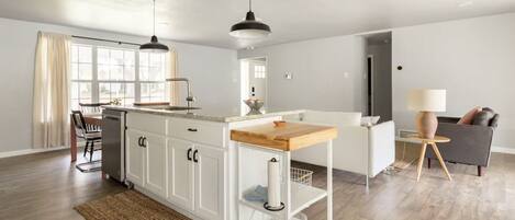 Mikrowelle, Ofen, Herdplatte, Geschirrspüler