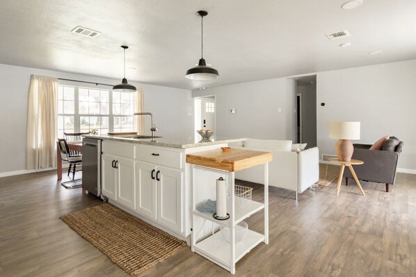 Microondas, horno, parrilla de estufa y lavavajillas 