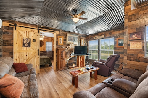 The Desperado Inn is a charming secluded cabin with Mountain Fork River access