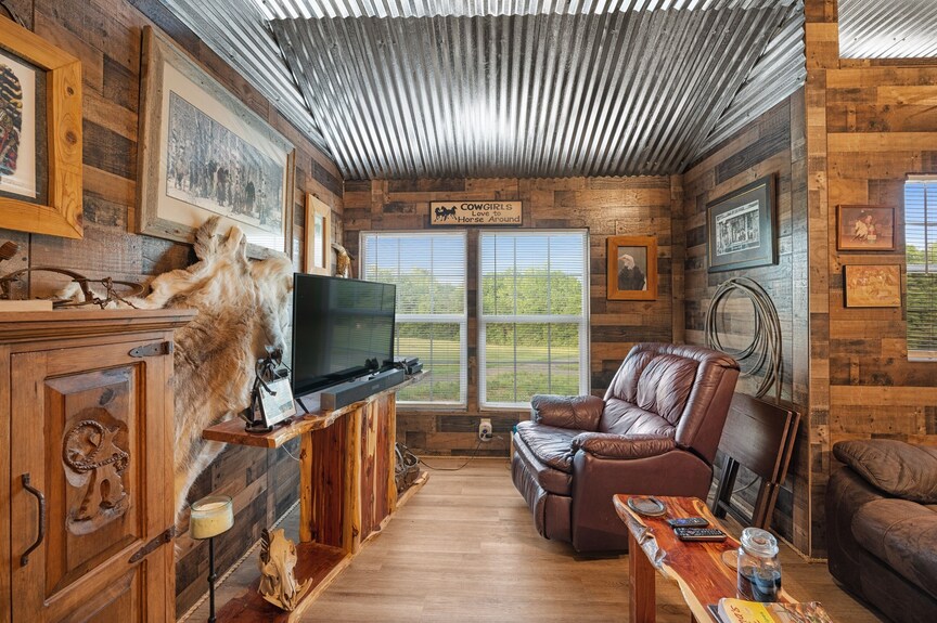 The Desperado Inn Is A Charming Secluded Cabin With Mountain Fork River Access - Oklahoma