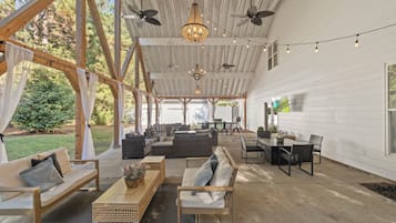 تناول الطعام بالخارج