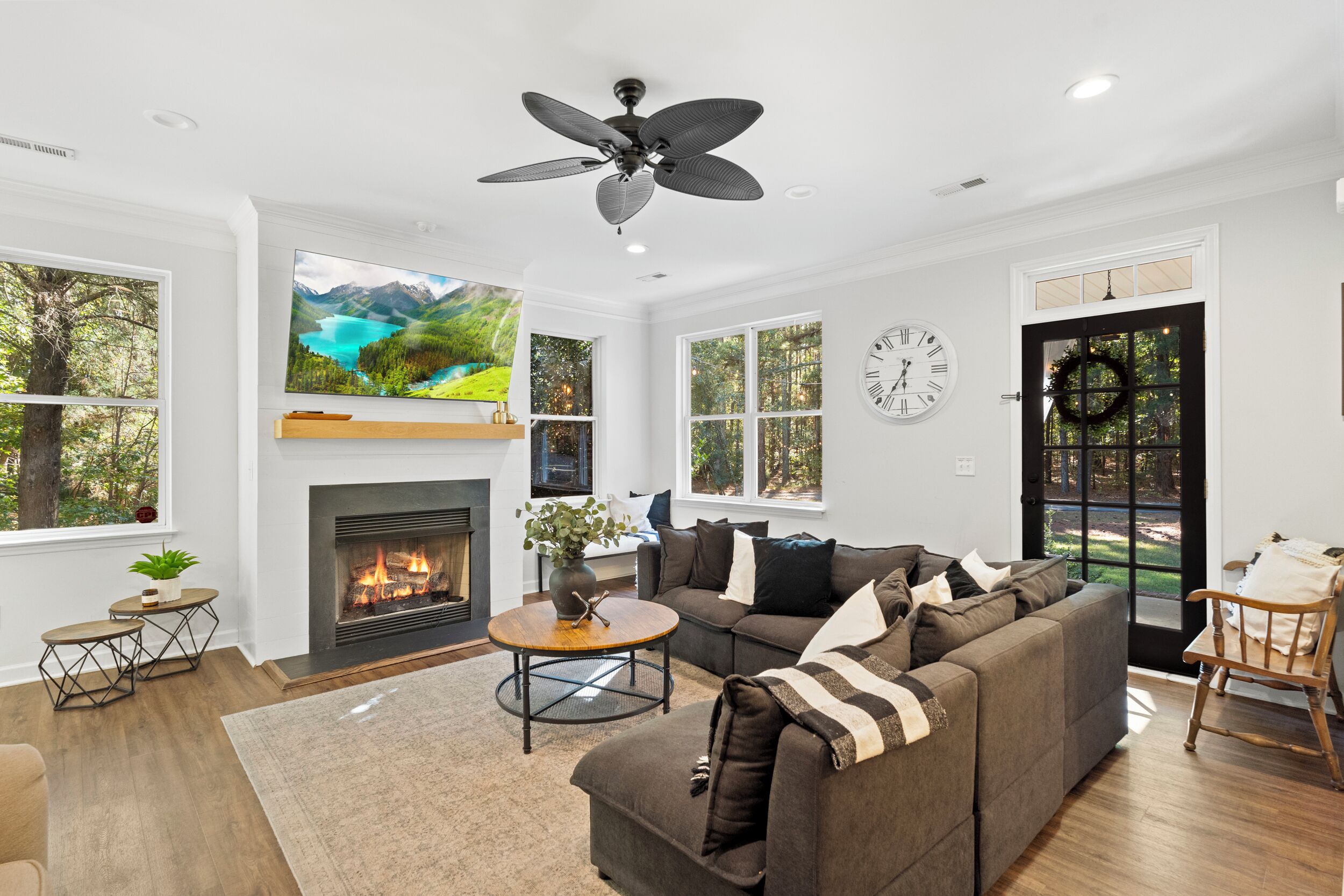 Älytelevisio, takka, kirjoja