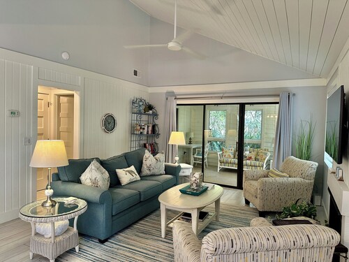 Beautiful Oceanwoods Cottage with Sunroom - Close to Beach and Night Heron Park