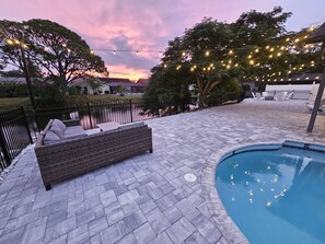 Una piscina al aire libre, una piscina climatizada