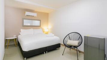 1 habitación, escritorio, wifi gratis y ropa de cama