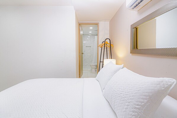 1 bedroom, desk, free WiFi, bed sheets - Spacious 1BR/ Private BA w/ Queen Bed/Fast Wi-Fi (Cartagena de Indias)