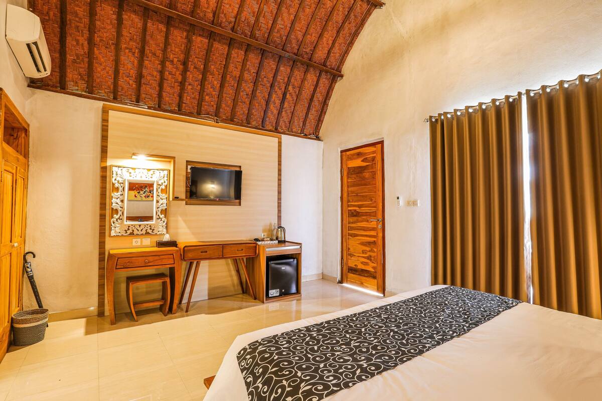 Desk, free WiFi, bed sheets