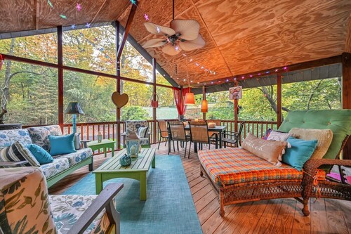 Quirky cabin retreat on 4 acres w spa, arcade rm, art&book loft -- near Hershey