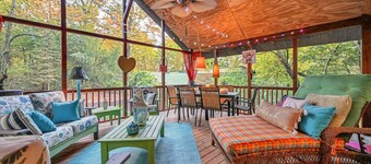 Quirky cabin retreat on 4 acres w spa, arcade rm, art&book loft -- near Hershey