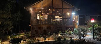 Quirky cabin retreat on 4 acres w spa, arcade rm, art&book loft -- near Hershey