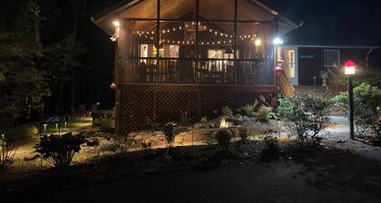 Quirky cabin retreat on 4 acres w spa, arcade rm, art&book loft -- near Hershey