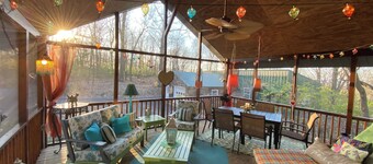 Quirky cabin retreat on 4 acres w spa, arcade rm, art&book loft -- near Hershey