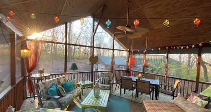 Quirky cabin retreat on 4 acres w spa, arcade rm, art&book loft -- near Hershey