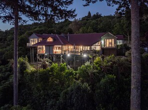 Exterior - The Nest - Relax & Unwind with Breathtaking Views over Lake Taupo (Taupo)