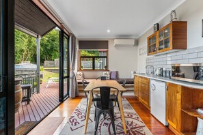 Fridge, microwave, coffee/tea maker, electric kettle - The Nest - Relax & Unwind with Breathtaking Views over Lake Taupo (Taupo)