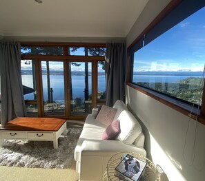 Smart TV, books - The Nest - Relax & Unwind with Breathtaking Views over Lake Taupo (Taupo)