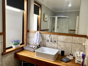 Dusche, Haartrockner, Bademäntel, Hausschuhe