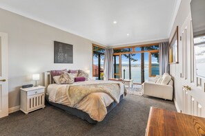 2 bedrooms, desk, iron/ironing board, free WiFi - The Nest - Relax & Unwind with Breathtaking Views over Lake Taupo (Taupo)
