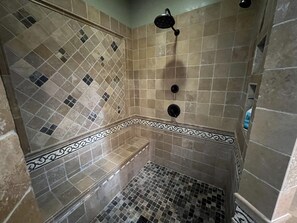 Douche, baignoire à jets, sèche-cheveux, serviettes fournies