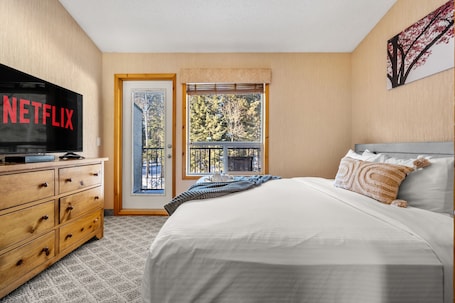 2 bedrooms, WiFi, bed sheets. Quiet 2 bedroom 2 bath 5 beds Townhouse 6-8 guests