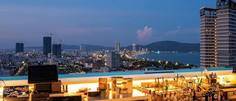 15 utendørsbassenger og solsenger