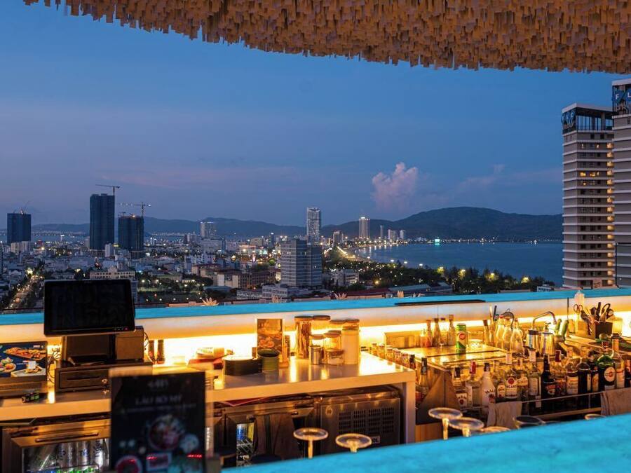 15 piscinas externas, funciona das 6h às 18h, espreguiçadeiras