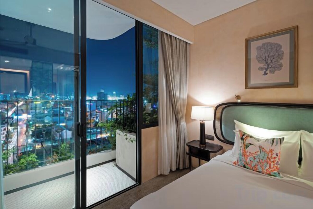 Premium bedding, pillow-top beds, minibar, in-room safe
