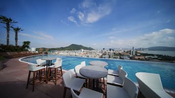 15 outdoor pools, open 6:00 AM to 6:00 PM, sun loungers