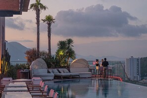 15 hồ bơi ngoài trời, mở cửa từ 6:00 đến 18:00, ghế dài tắm nắng 