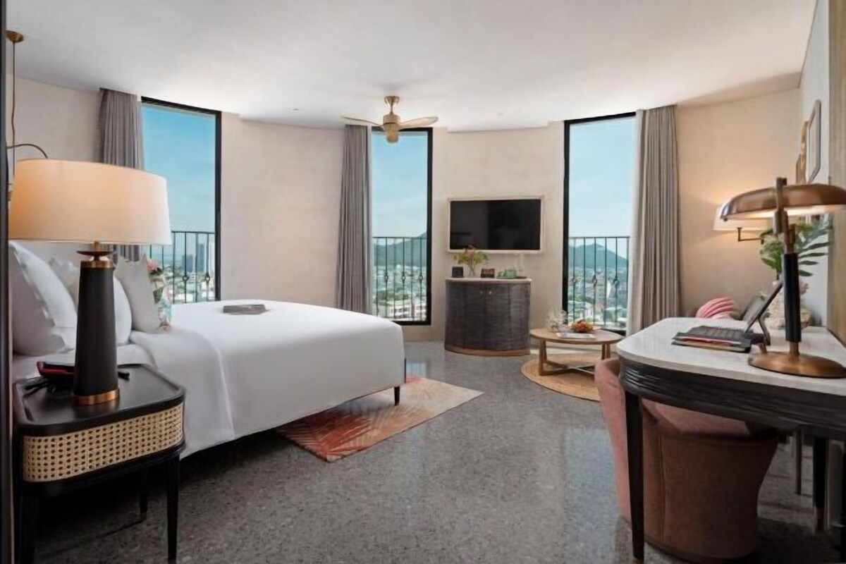 Premium bedding, pillow-top beds, minibar, in-room safe