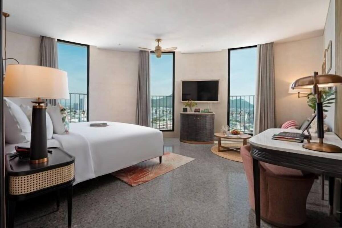 Bộ đồ giường cao cấp, nệm có lớp đệm bông, minibar 