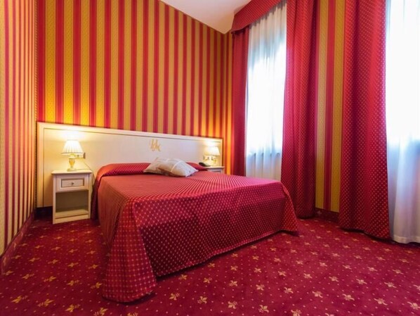 A hotel room with a bed, two bedside tables, a headboard, and curtains. - Ca Messner 5 Leoni (Venice)