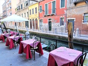 تناول الطعام بالخارج