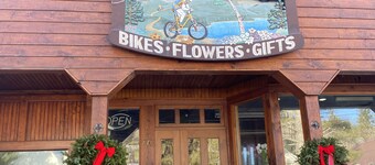 Newly Renovated Cabin , 0.1 Mi to Inlet Center