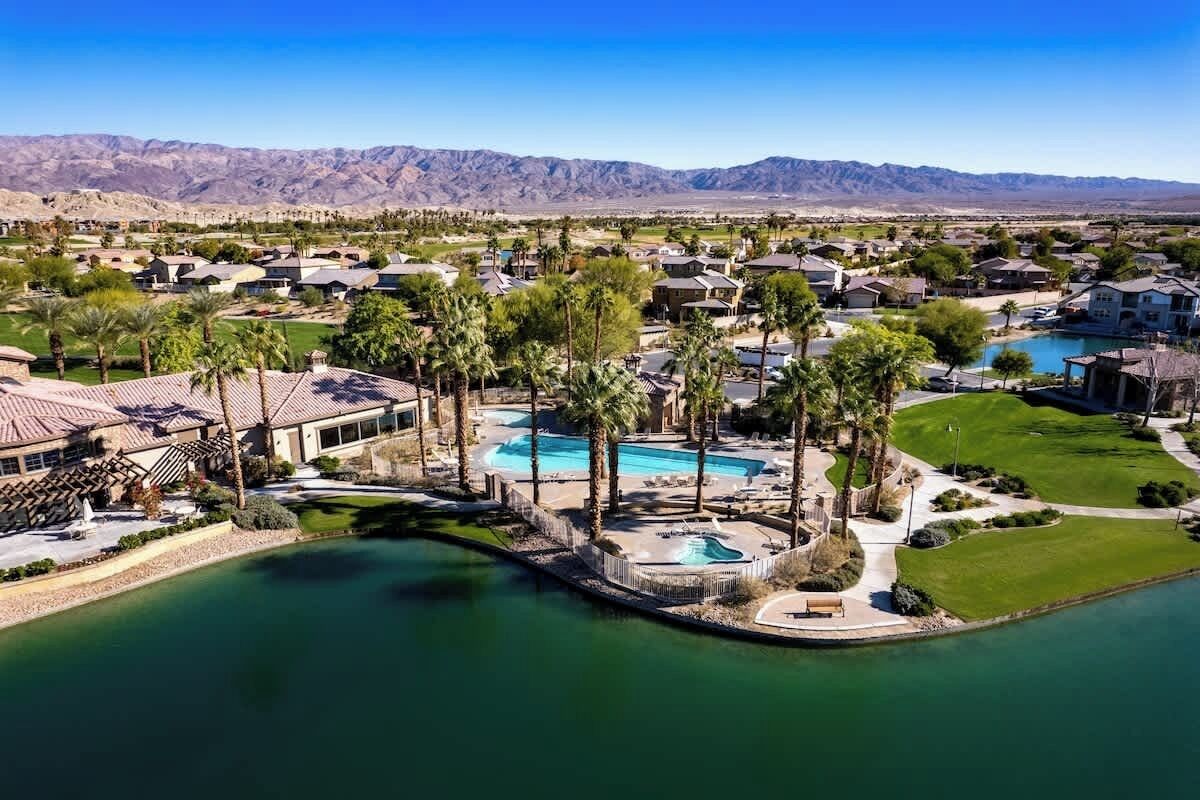 室外游泳池，恒温泳池