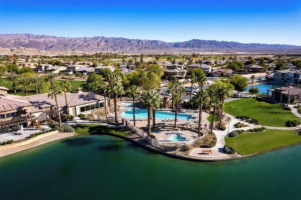 Una piscina al aire libre, una piscina climatizada