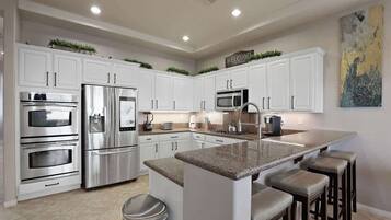 冰箱、微波炉、烤箱、炉灶