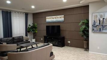 Smart-tv, pejs, bordfodbold, bøger