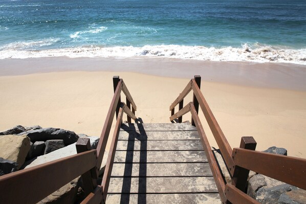 Una spiaggia nelle vicinanze
