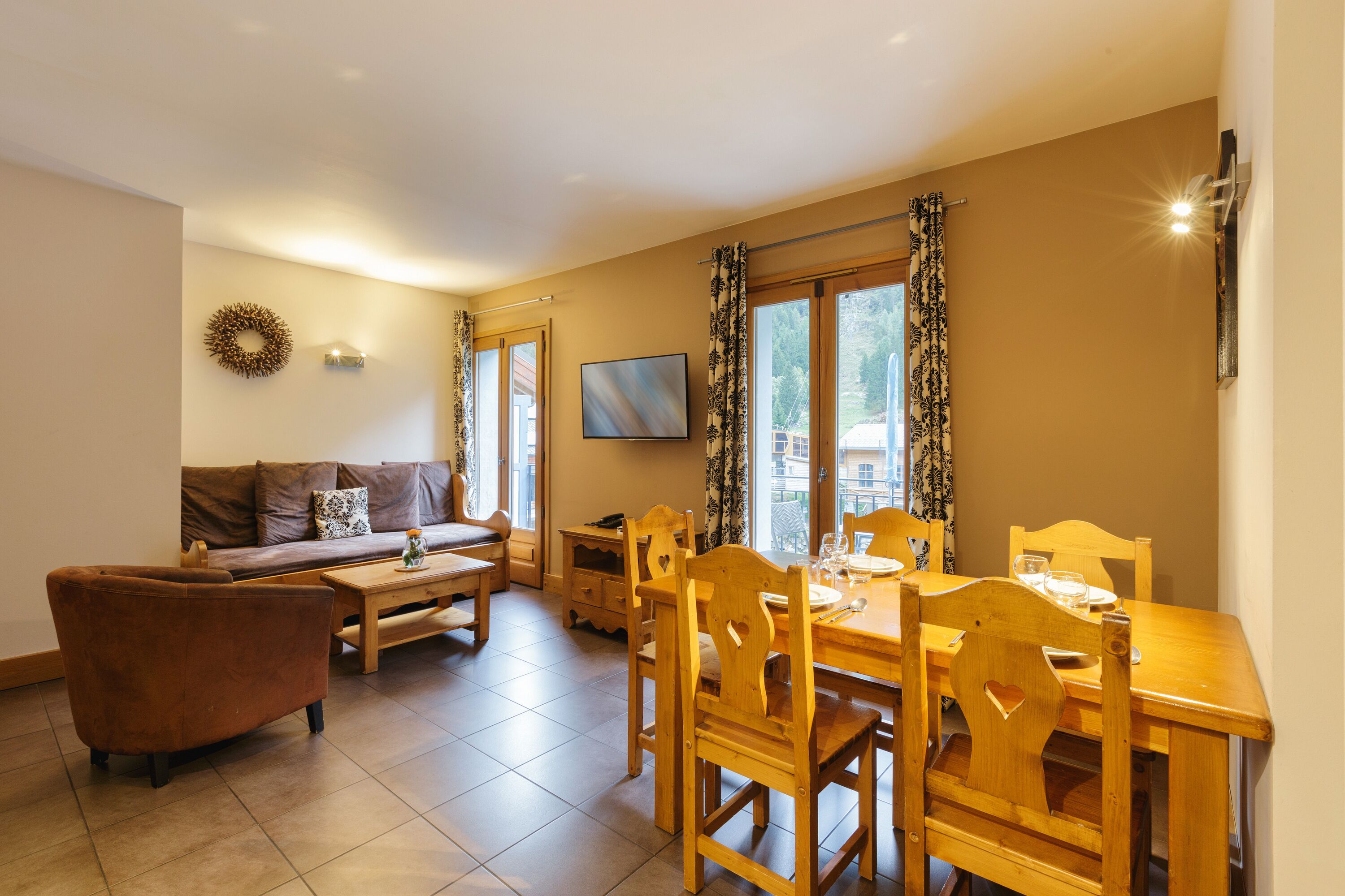 Una televisión de pantalla plana