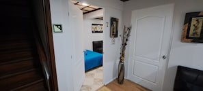 Habitación familiar, 1 habitación (Habitacion no 7) | Área de sala de estar | Smart TV de 32 pulgadas con canales por cable, televisión y oficina