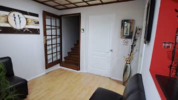 Full-size fridge, microwave, oven, coffee/tea maker