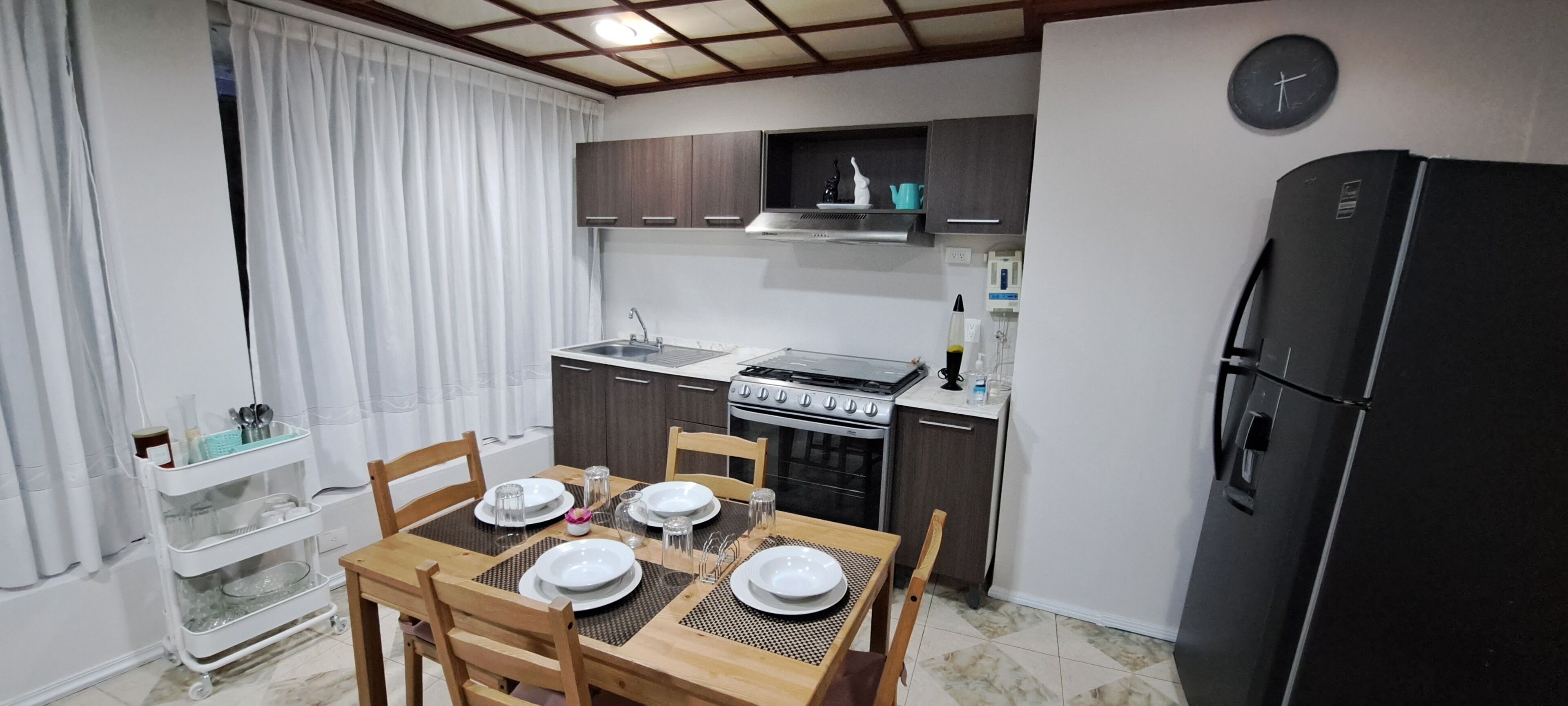 Grand réfrigérateur, micro-ondes, four, cafetière/bouilloire