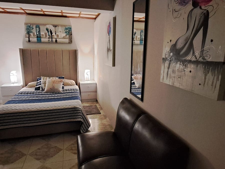Cubrecamas, decoración personalizada, muebles diferentes y wifi gratis