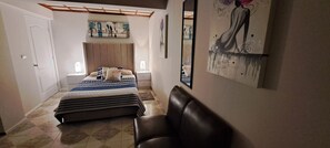 Individually decorated, individually furnished, desk, laptop workspace - Habitaciones Narvarte Del Valle (Mexico City)