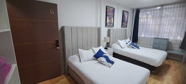 Club Room, 1 Bedroom (Habitacion  no 6) | Down comforters, individually decorated, individually furnished
