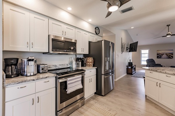 KĂŒhlschrank, Mikrowelle, Ofen, Herdplatte