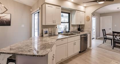 The Tropical House - heated pool / 3 bed, 2 bath