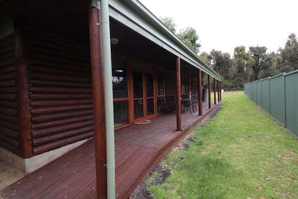 Exterior - Short walk to beaches and town centre (Mallacoota)