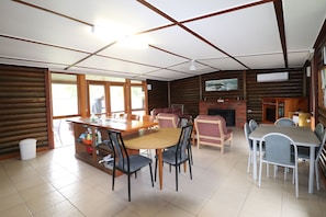 Dining - Short walk to beaches and town centre (Mallacoota)